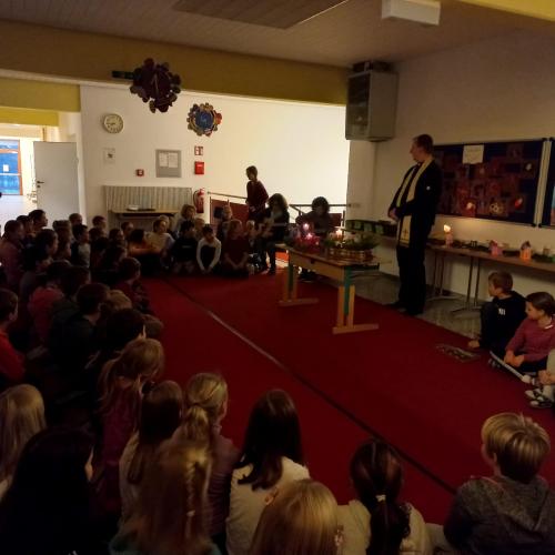 Adventkranzweihe in der Schule Foto 1