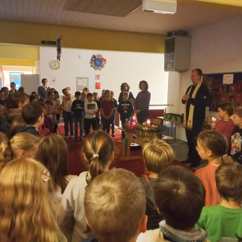 Adventkranzweihe in der Schule Foto 2