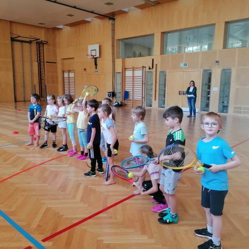 Kinder mit Tennisschläger
