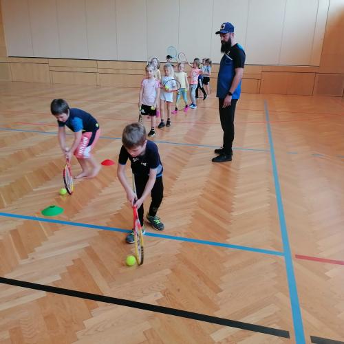 Kinder mti Tennisschläger und Ball
