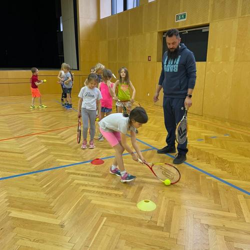 Kinder mit Tennistrainer