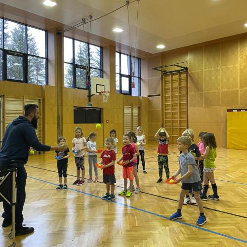 Kinder mit Tennistrainer