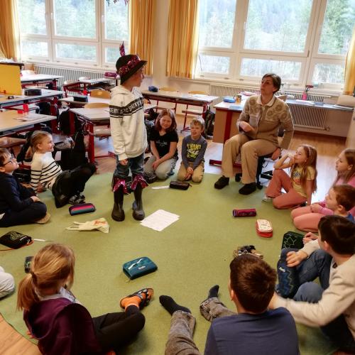 Kinder mit Verkleidung
