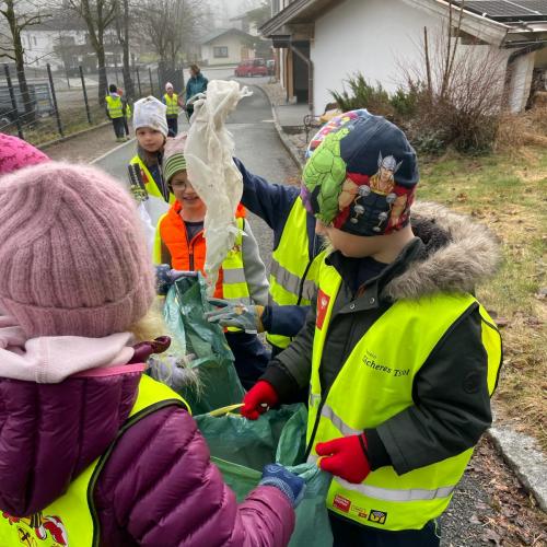 Kinder beim Müllsammeln