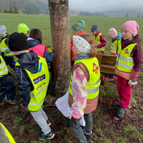 Kinder beim Müllsammeln