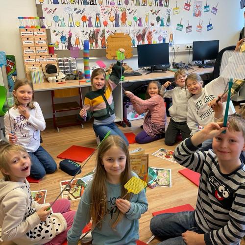 Kinder mit Fliegenklatschen