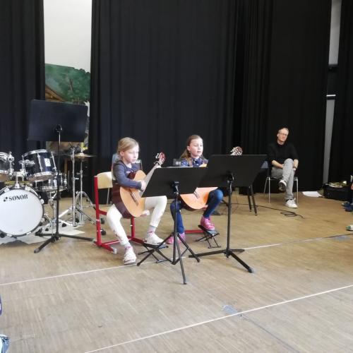 Kinder beim Vorstellen ihrer Instrumente.