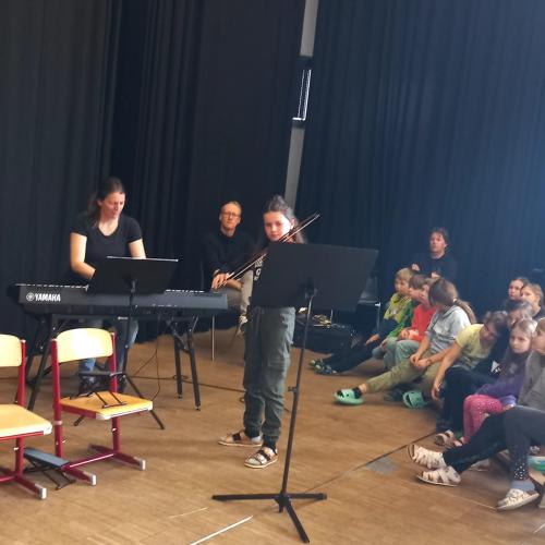 Kinder beim Vorstellen ihrer Instrumente.