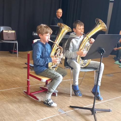 Kinder beim Vorstellen ihrer Instrumente.