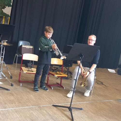 Kinder beim Vorstellen ihrer Instrumente.