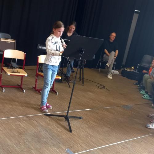 Kinder beim Vorstellen ihrer Instrumente.