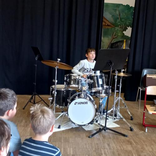 Kinder beim Vorstellen ihrer Instrumente.