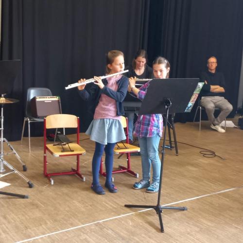 Kinder beim Vorstellen ihrer Instrumente.