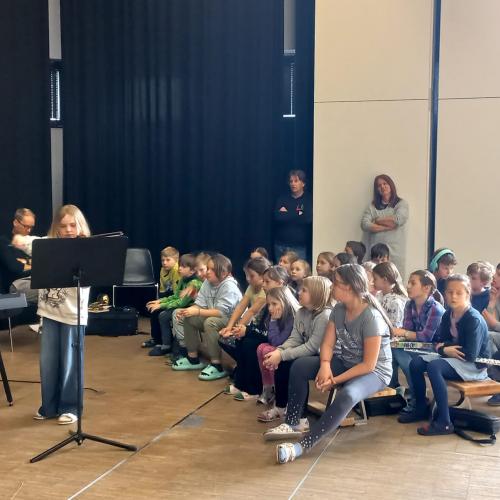Kinder beim Vorstellen ihrer Instrumente.