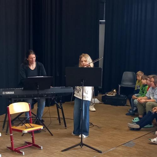 Kinder beim Vorstellen ihrer Instrumente.
