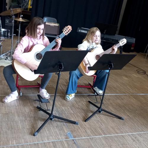 Kinder beim Vorstellen ihrer Instrumente.