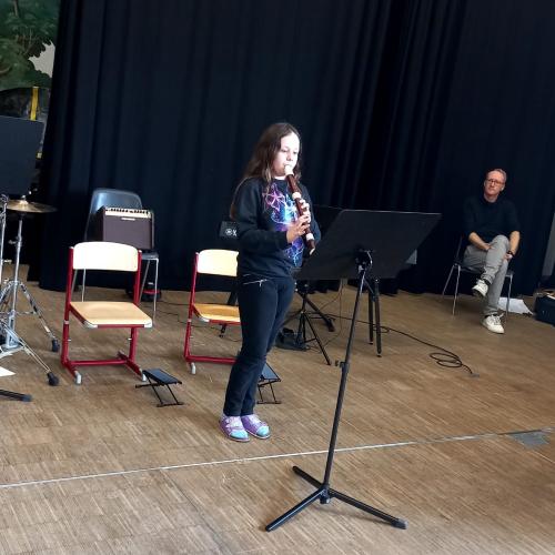 Kinder beim Vorstellen ihrer Instrumente.