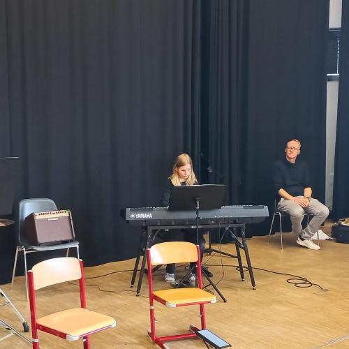 Kinder beim Vorstellen ihrer Instrumente.