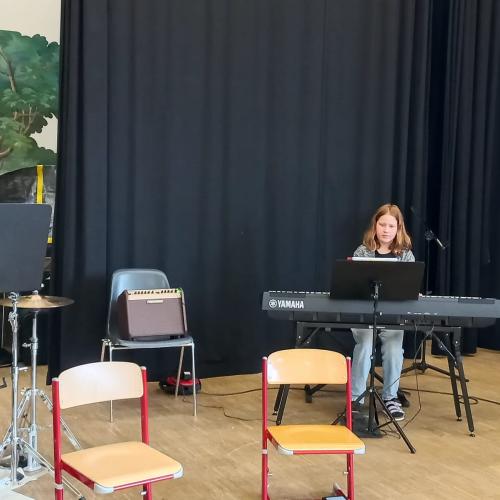 Kinder beim Vorstellen ihrer Instrumente.