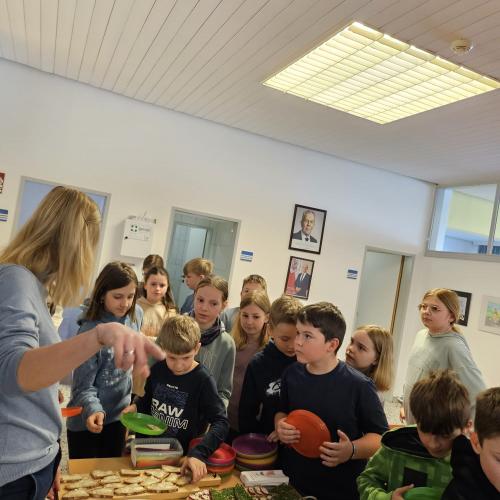 Kinder bei der gesunden Jause.