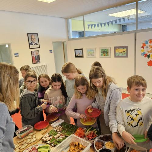 Kinder bei der gesunden Jause.
