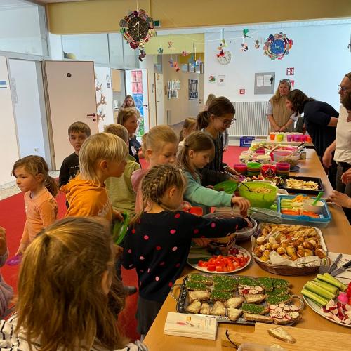Kinder bei der gesunden Jause.
