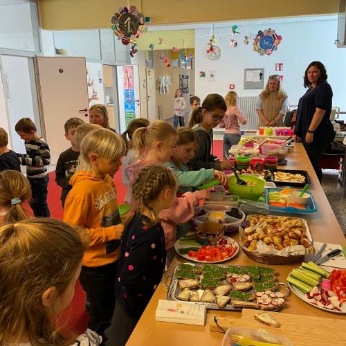 Kinder bei der gesunden Jause.