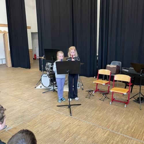 Kinder beim Vorstellen ihrer Instrumente.