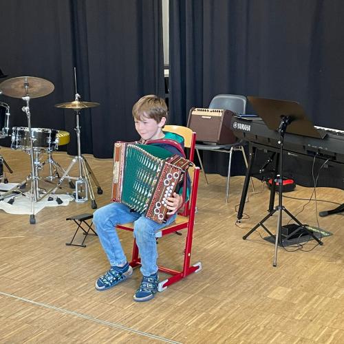 Kinder beim Vorstellen ihrer Instrumente.