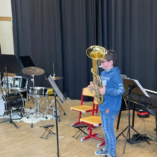 Kinder beim Vorstellen ihrer Instrumente.