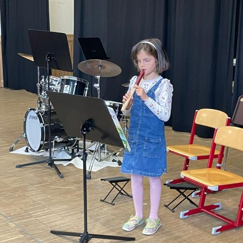 Kinder beim Vorstellen ihrer Instrumente.
