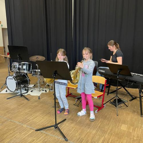 Kinder beim Vorstellen ihrer Instrumente.