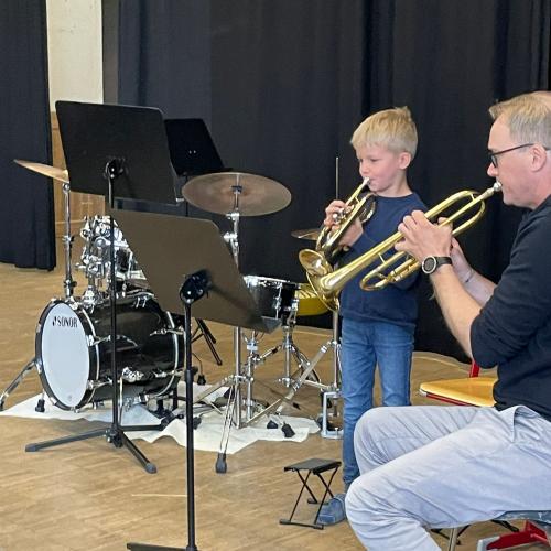 Kinder beim Vorstellen ihrer Instrumente.