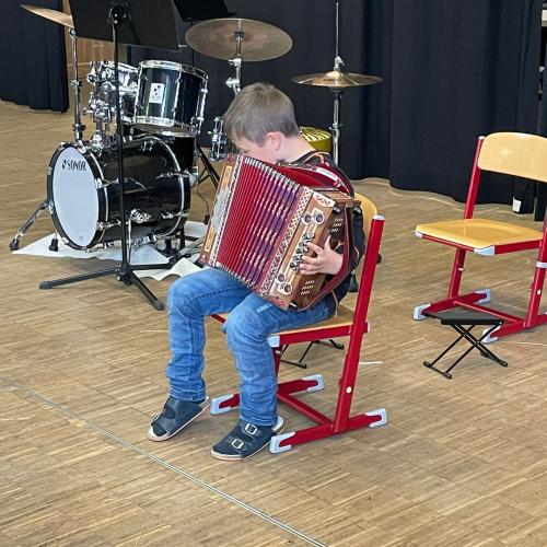 Kinder beim Vorstellen ihrer Instrumente.