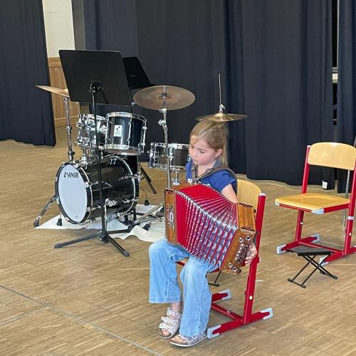 Kinder beim Vorstellen ihrer Instrumente.