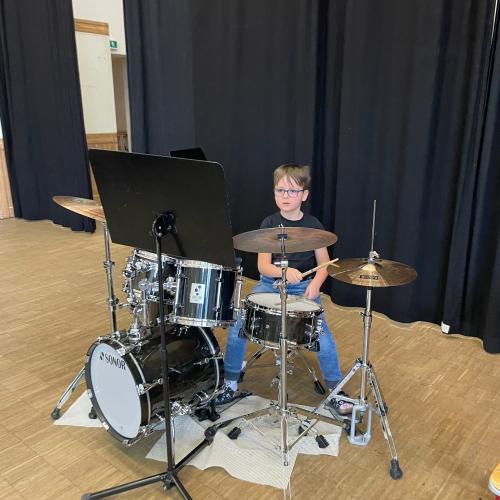 Kinder beim Vorstellen ihrer Instrumente.