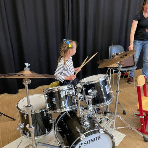 Kinder beim Vorstellen ihrer Instrumente.