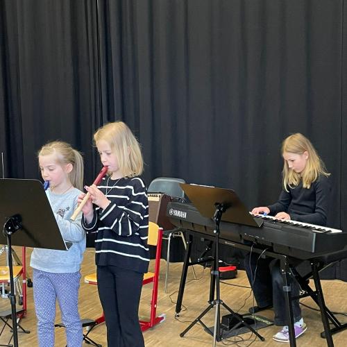 Kinder beim Vorstellen ihrer Instrumente.