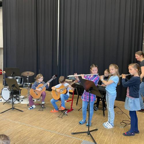 Kinder beim Vorstellen ihrer Instrumente.