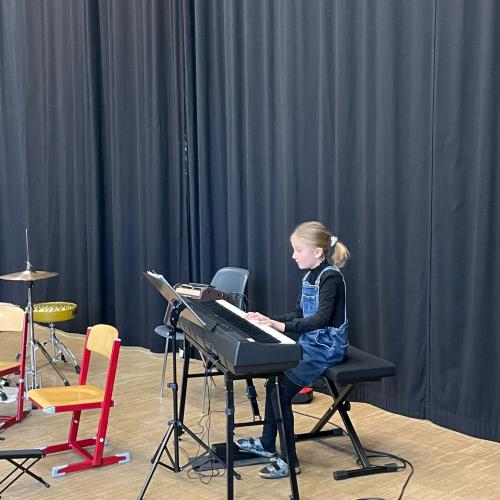 Kinder beim Vorstellen ihrer Instrumente.