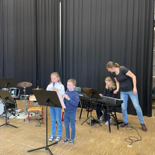 Kinder beim Vorstellen ihrer Instrumente.
