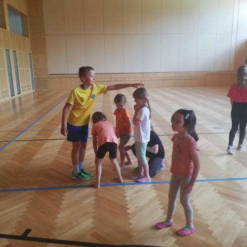 Kinder im Turnsaal