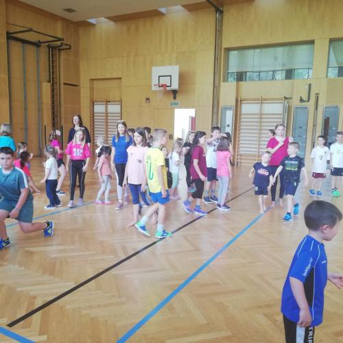 Kinder im Turnsaal