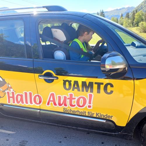 Kind im Auto