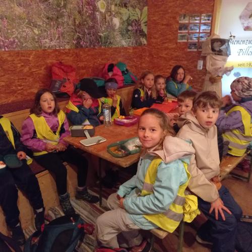 Kinder beim Jausnen