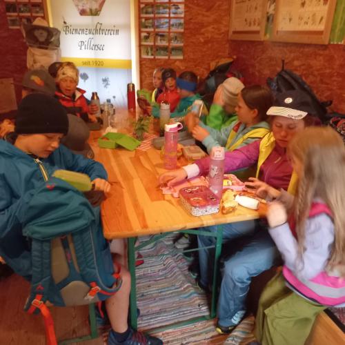 Kinder beim Jausnen