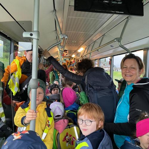 Kinder im Bus