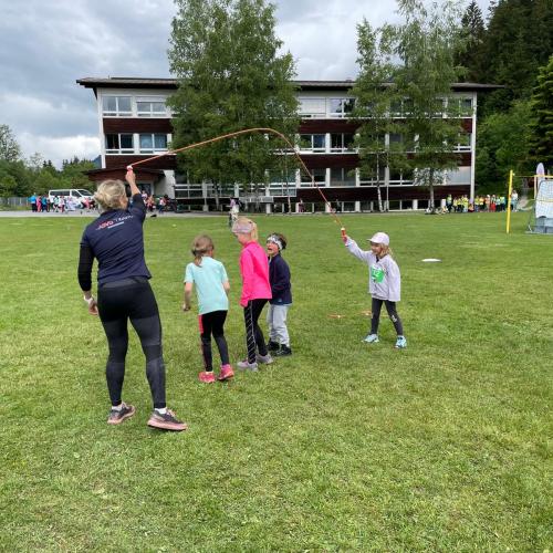 Seilspringende Kinder