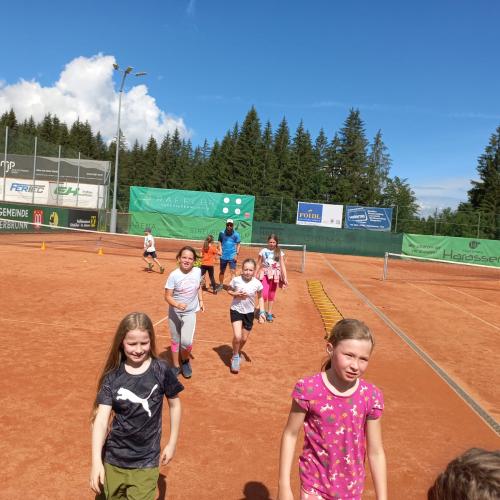 Kinder am Tennisplatz