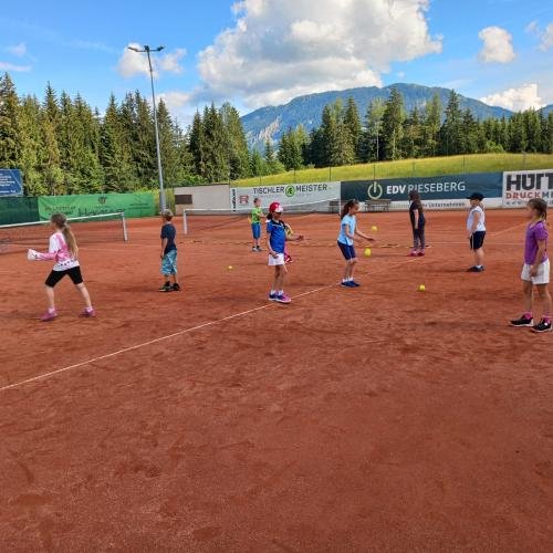 Kinder am Tennisplatz